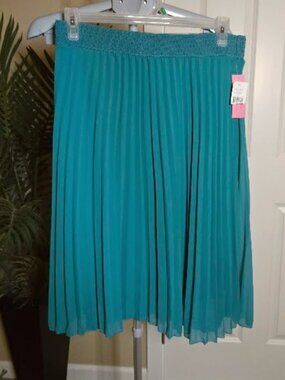 NWT MetroWear peacock color pleated skirt sz large